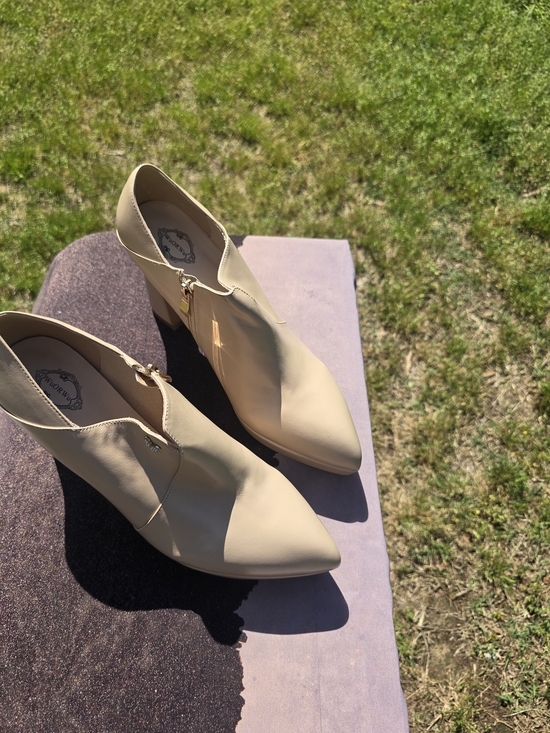 WuORUu Shoes - Pointed-Toe Block Heel Ankle Boot in Beige